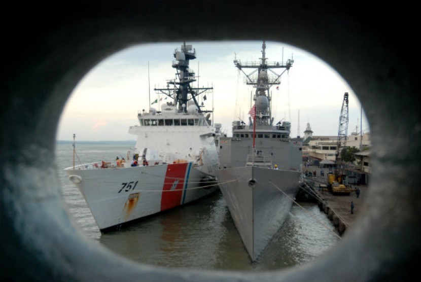  Dua kapal perang milik Amerika Serikat, USS Vandergrift (kanan) dan USGC Waesche (kiri) ketika bersandar di Dermaga Jamrud Utara, Surabaya, Selasa (29/5).