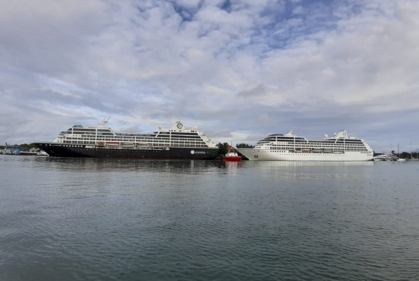 Dua Kapal Pesiar bersandar di Pelabuhan Benoa. 