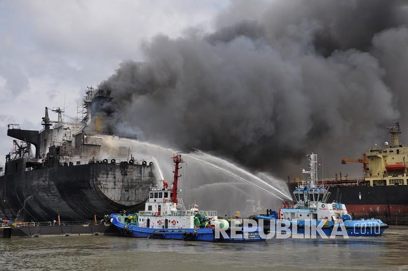 Dua kapal tunda milik Pelindo 1 memadamkan api di kapal MT JAG LEELA di Pelabuhan Belawan Medan, Sumatera Utara, Senin (11/5/2020). Penyebab terbakarnya kapal tanker MT JAG LEELA yang sedang dalam perawatan atau 
