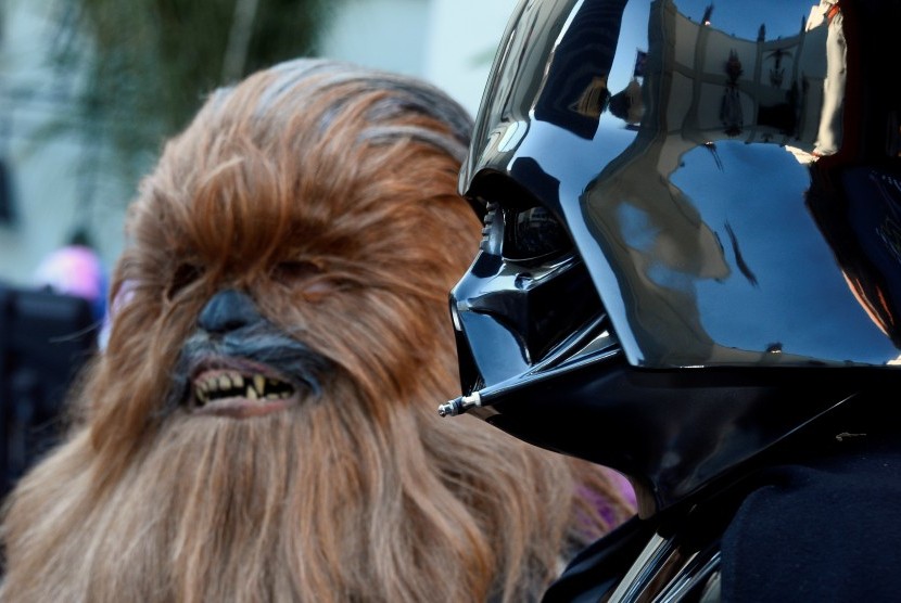 Dua karakter dari film Star Wars, Chewbacca dan Darth Vader.