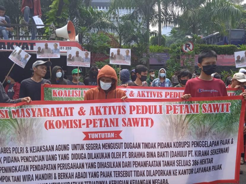 Dua kelompok tani sawit asal Kecamatan Sekernan, Kabupaten Muaro Jambi, Provinsi Jambi menggelar demo di depan Kementerian Investasi dan BKPM, Rabu (13/4/2022).