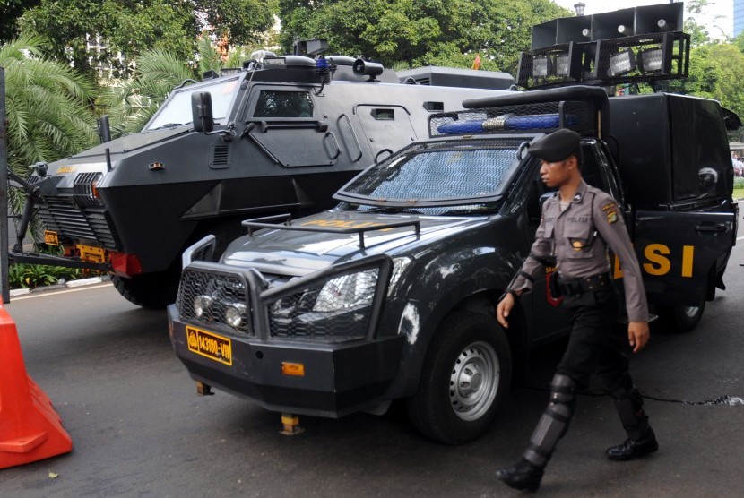 Dua kendaraan anti huru-hara milik Kepolisian Republik Indonesia dikerahkan menjaga Gedung Komisi Pemberantasan Korupsi di Jakarta, Selasa (22/7).