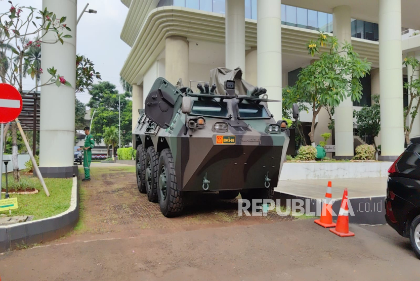 Dua kendaraan tempur (ranpur) enis Anoa 6x6 berjaga di area parkir Gedung Kejaksaan Agung (Kejagung), Jakarta Selatan, Selasa (5/8/2025). 