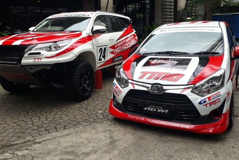 Dua kendaraan Toyota Fortuner dan Yaris yang siap digunakan TTI dalam musim balap tahun ini.