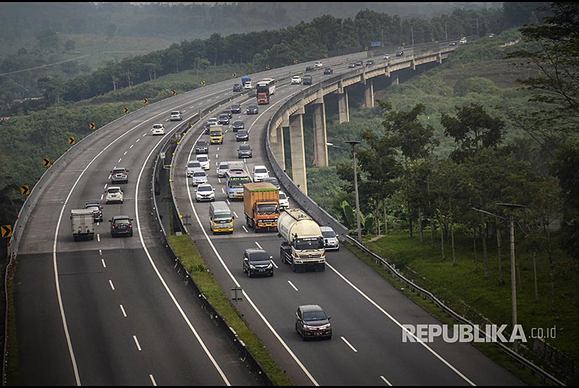 Dua kendaraan truk melintas di jembatan Cikumbang jalan tol Purbaleunyi di Cikalong Wetan, Kabupaten Bandung Barat, Jawa Barat, Sabtu (30/12). 