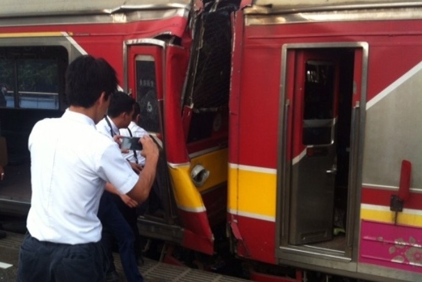 Dua kereta yang bertabrakan di Stasiun Juanda