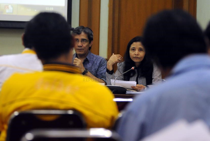 Dua Komisioner KPU Hadar Nafis Gumay (kiri) dan Ida Budhiati memberikan pemaparan dalam Uji Publik Peraturan KPU tentang Pemilu Presiden dan Wakil Presiden tahun 2014 di Kantor KPU, Jakarta, Kamis (27/3).