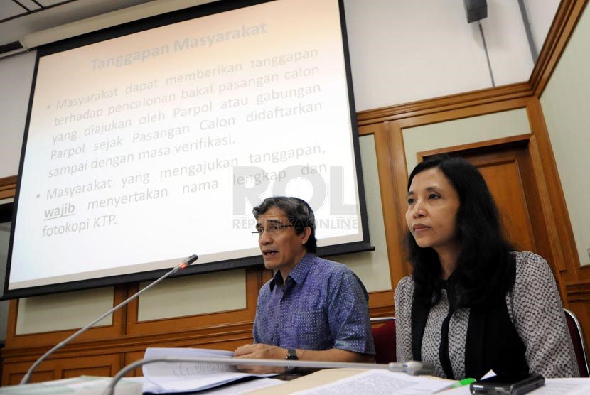 Dua Komisioner KPU Hadar Nafis Gumay (kiri) dan Ida Budhiati memberikan pemaparan dalam Uji Publik Peraturan KPU tentang Pemilu Presiden dan Wakil Presiden tahun 2014 di Kantor KPU, Jakarta, Kamis (27/3).