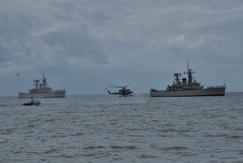 Dua KRI milik TNI AL berlayar menjaga perairan Nusantara,