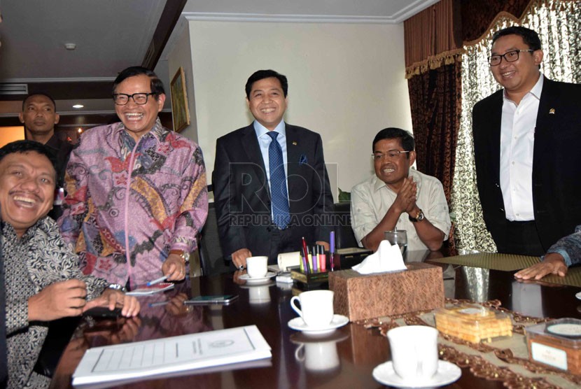  Dua kubu di DPR, Koalisi Merah Putih (KMP) dan Koalisi Indonesia Hebat (KIH) sepakat berdamai dalam pertemuan di Kompleks Parlemen Senayan, Jakarta, Senin (10/11). (Republika/Agung Supriyanto)