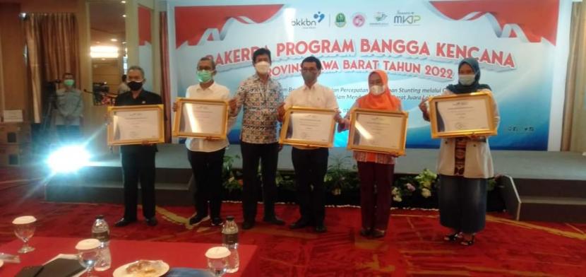 Dua layanan program keluarga berencana (KB) Pemerintah Kota Sukabumi mendapatkan penghargaan dari Perwakilan Badan Kependudukan dan Keluarga Berencana Nasional (BKKBN) Provinsi Jawa Barat.