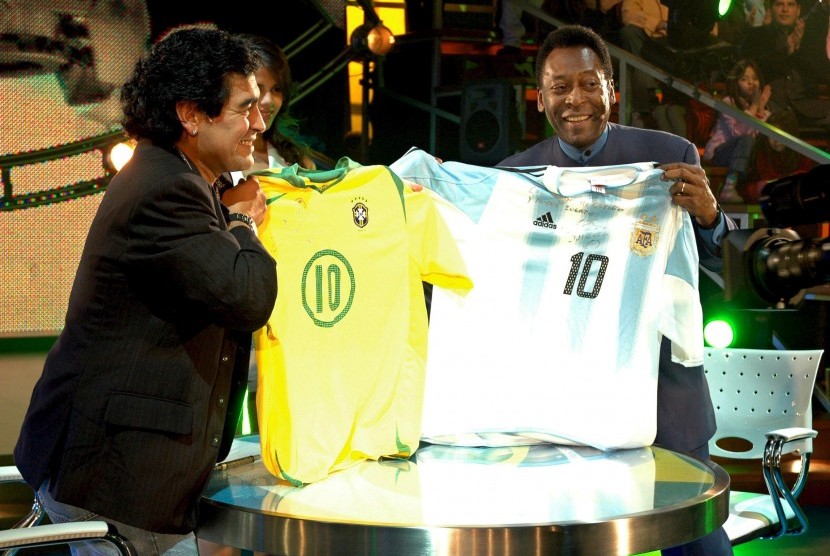 Dua legenda sepak bola, Diego Maradona (kiri) dan Pele.
