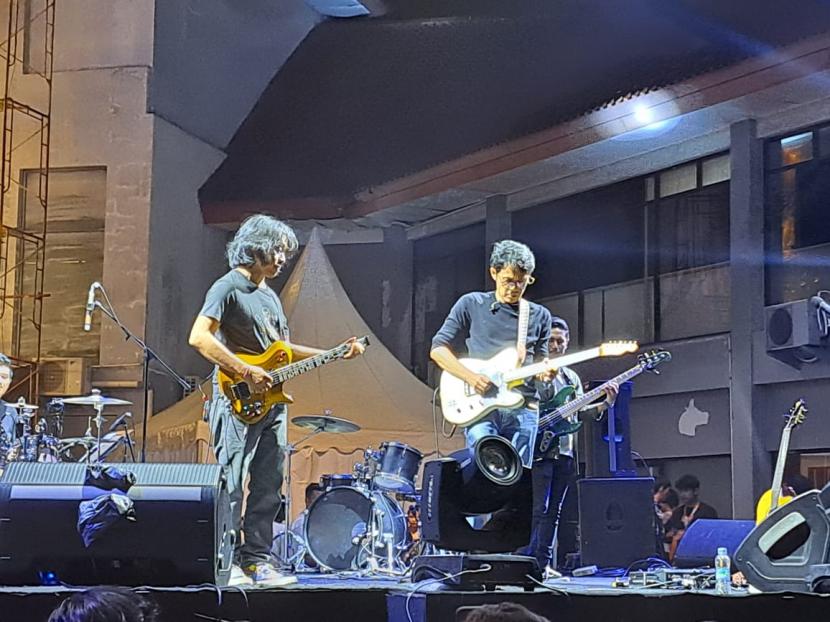 Dua maestro gitar Indonesia, Dewa Budjana dan Tohpati, tampil bersama dengan nama Janapati di hari ketiga Synchronize Fest 2022, Gambir Expo, Kemayoran, Jakarta, Ahad (9/10/2022) petang.