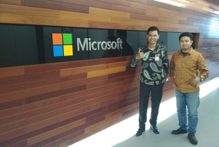Dua mahasiswa Amikom yang mengikuti Microsoft Imagine Cup 2018