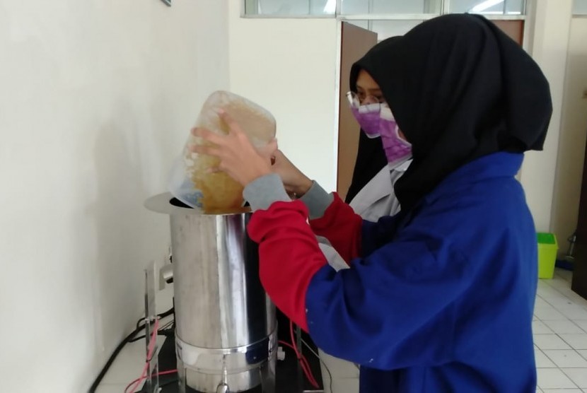 Dua mahasiswa Fakultas Teknologi Pertanian Universitas Brawijaya (FTP UB) Sakinah Hilya dan Khodijah Adrebi membuat pulp dan kertas dari limbah biomasa dengan sebuah alat bernama Cellulose from Biomass Waste (C-BOMS). 