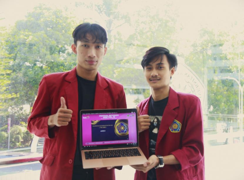 Dua mahasiswa prodi Hubungan Internasional dan Psikologi, Universitas Muhammadiyah Malang (UMM), Hamim Faqih dan Ferdy Aprizal berhasil menyabet juara dua dalam Kompetisi Debat Nasional.