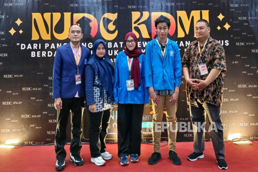 Dua mahasiswa Program Studi Sastra Inggris UBSI, Akmal Surya Saputra dan Shafa Callista Raihana Arif resmi menjadi delegasi untuk berlaga di National University Debating Championship (NUDC) 2025 tingkat nasional.