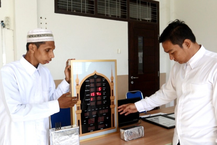Dua mahasiswa UIN Ar-Raniry, Zuyadi dan Yulidatullah memperkenalkan hasil karya mereka, di Ruang Praktikum Prodi Pendidikan Teknik Elektro UIN Ar-Raniry, Banda Aceh.