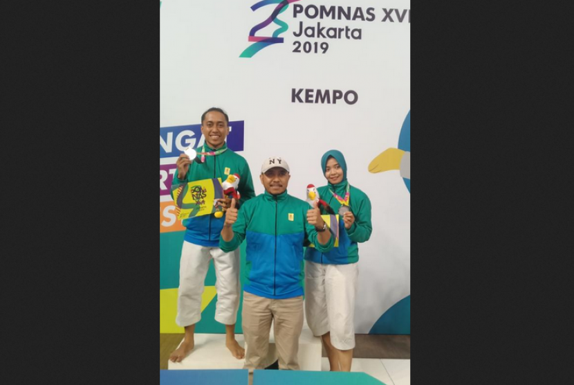 Dua mahasiswa Universitas Amikom Yogyakarta yang meraih medali  perak di Pomnas 2019 di Jakarta.