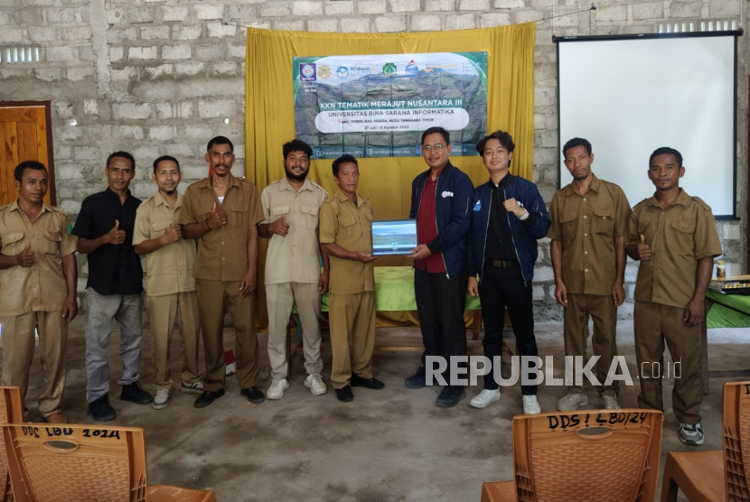 Dua mahasiswa Universitas Bina Sarana Informatika (UBSI) dari Program Studi Manajemen, Pantja Adiguna Muharam dan Alief Wahyu Alhabib, menunjukkan kontribusi konkret dengan menghibahkan aplikasi website resmi kepada Desa Lengkosambi Barat Daya, Kecamatan Riung, Kabupaten Ngada, Nusa Tenggara Timur, Senin (4/8/2025).