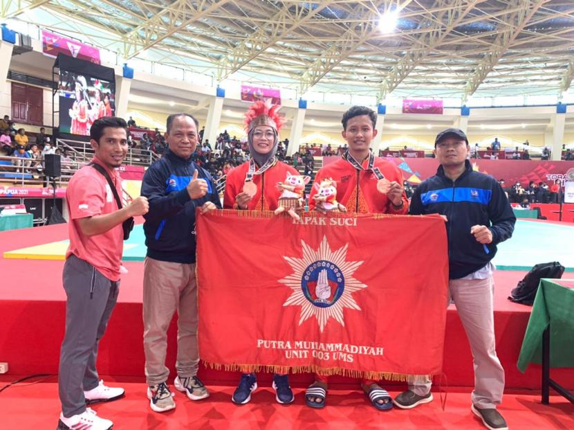 Dua mahasiswa Universitas Muhammadiyah Surakarta (UMS) meraih medali perunggu pada ajang Pekan Olahraga Nasional (PON) XX Papua Cabang Olahraga (Cabor) Pencak silat