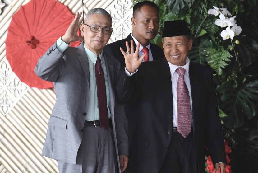 Dua mantan Wakil Presiden Try Sutrisno (kiri) dan Hamzah Haz (kanan).