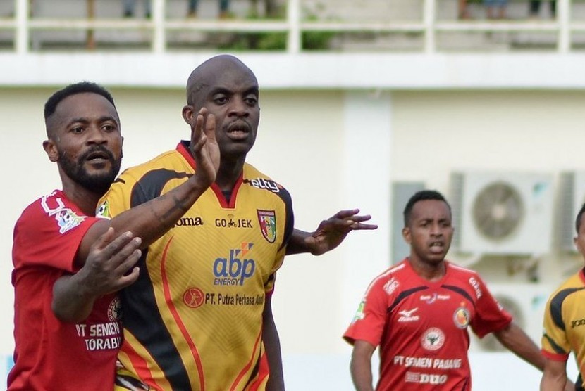 Dua marquee player, Didier Zokora (kiri) dan Mohamed Sissoko pada laga Liga 1 antara Semen Padang dan Mitra Kukar di Stadion Aji Imbut, Tenggarong, Jumat (7/7). Mitra Kukar menang 1-0 pada laga ini.
