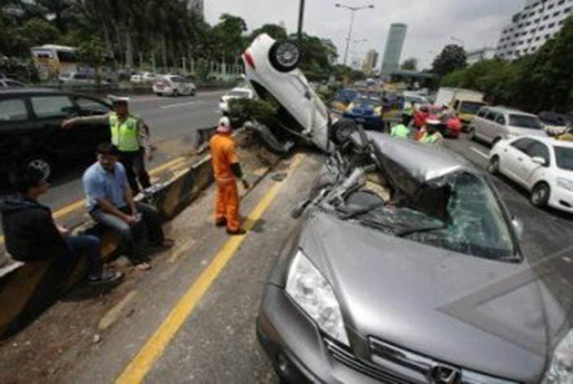 Dua mobil ringsek akibat kecelakaan lalulintas. (ilustrasi)