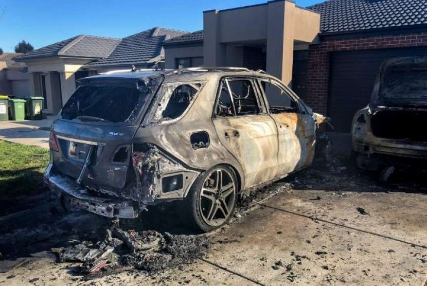 Dua mobil yang jadi korban serangan dalam perang antargeng di Melbourne.