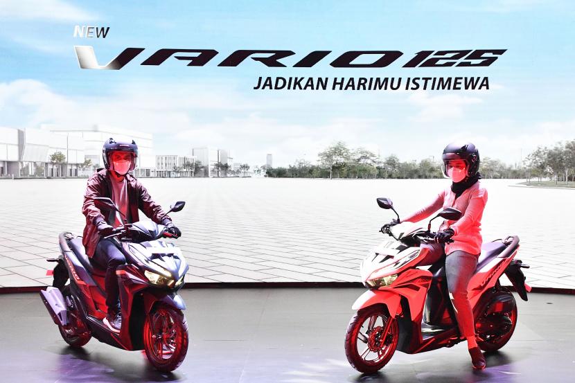 Dua model berpose saat peluncuran New Honda Vario 125, (ilustrasi)