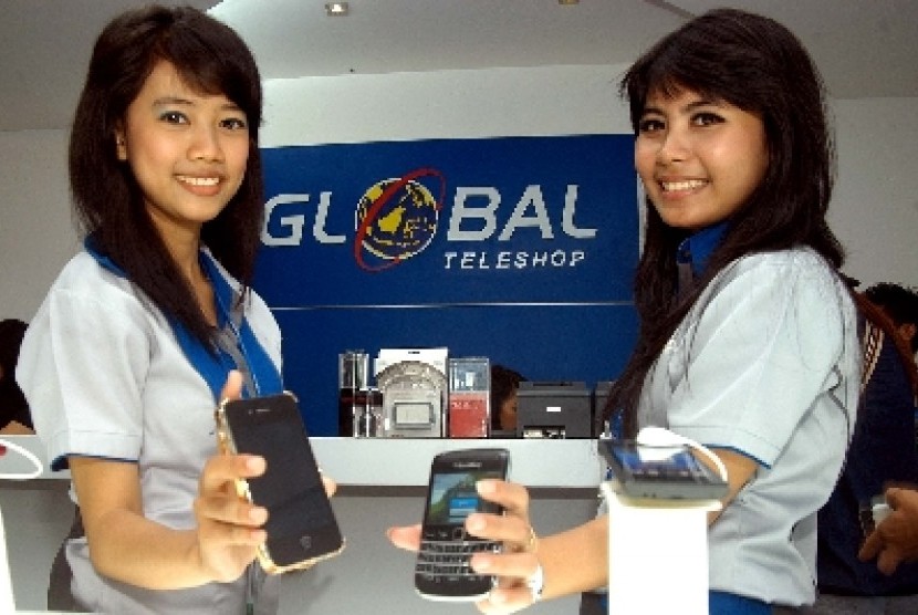 Dua Model menunjukan handphone dari berbagai merk di gerai Global Teleshop Superstore.