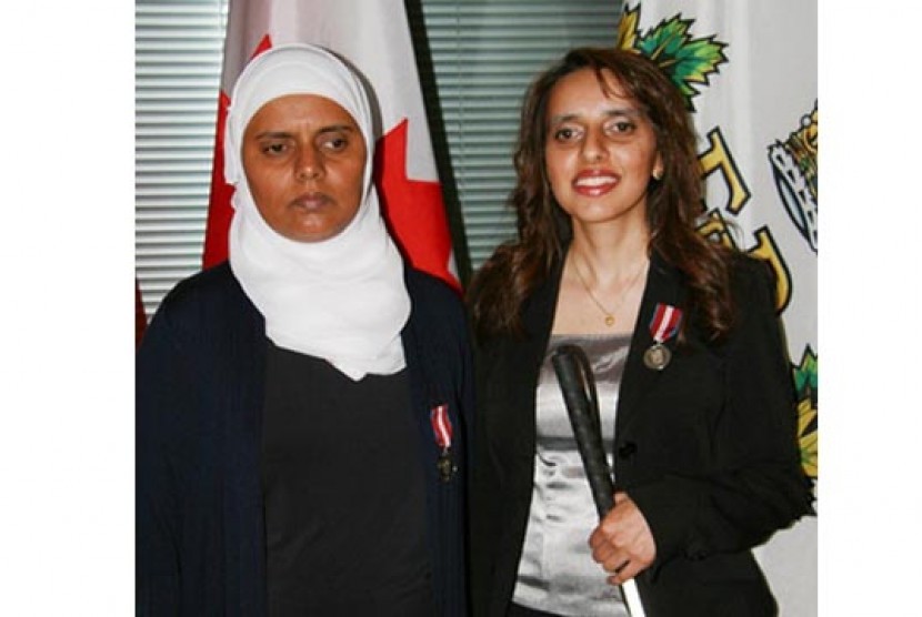  Dua muslimah Kanada, Rabia Khedr dan Uzma Khan mendapat penghargaan dari Ratu Elizabeth II atas perjuangan mereka memperjuangkan hak-hak Tuna Netra
