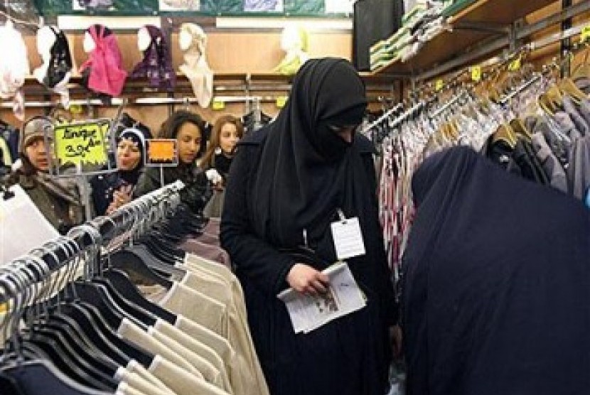 Dua Muslimah mengenakan abaya dan cadar sedang belanja di pusat kota Paris, Prancis (ilustrasi). Pemerintah Prancis tak hanya melarang abaya, tapi juga melarang pemain sepak bola Muslimah pakai hijab.