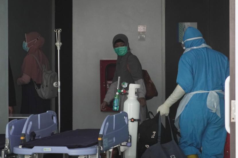  Dua nakes yang terkonfirmasi positif Covid-19 menjalani proses isolasi terpusat di RS Priscilla Medical Center Sampang, Cilacap, beberapa waktu lalu.