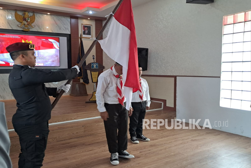 Dua napiter di Lapas Kelas IIB Indramayu menjalani ikrar setia kepada NKRI, Jumat (22/11/2024).  