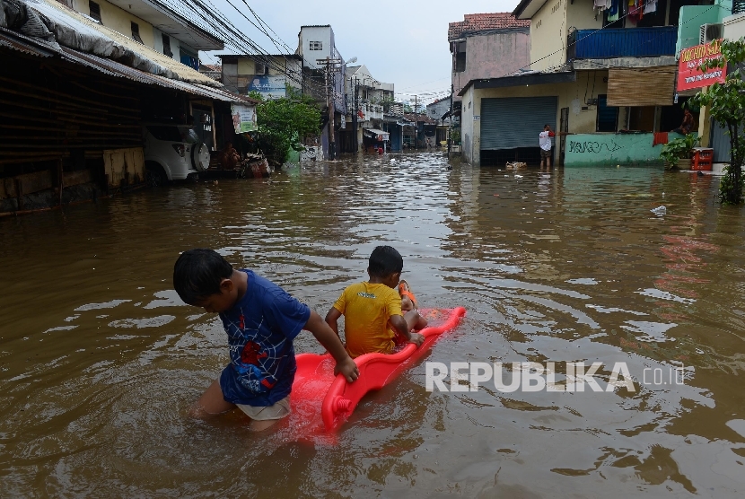  Dua orang anak bermain air saat banjir di Wilayah Duren Bangka, Jakarta Selatan, Kamis (21/4). (Republika/Raisan Al Farisi)
