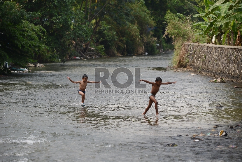 Dua orang anak bermain di aliran Sungai Ciliwung, Bogor.  (Republika/Raisan Al Farisi)
