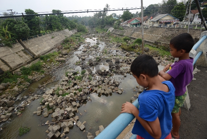  Dua orang anak bermain di jembatan Bendungan Katulampa yang kering di Bogor, Jawa Barat, Rabu (30/9).     (Republika/Raisan Al Farisi)