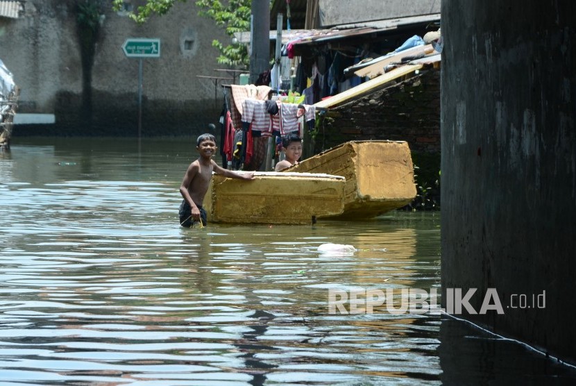 Dua orang anak bermain perahu-perahuan dari Styrofoam bekas di permukiman yang telah terendam banjir lupan Sungai Citarum, di Kecamatan Baleendah, Kabupaten Bandung (ilustrasi)