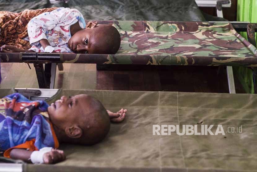 Dua orang anak dari kampung Warse, Distrik Jetsy menunggu perawatan setibanya di RSUD Agats, Kabupaten Asmat, Papua, Senin (22/1). 