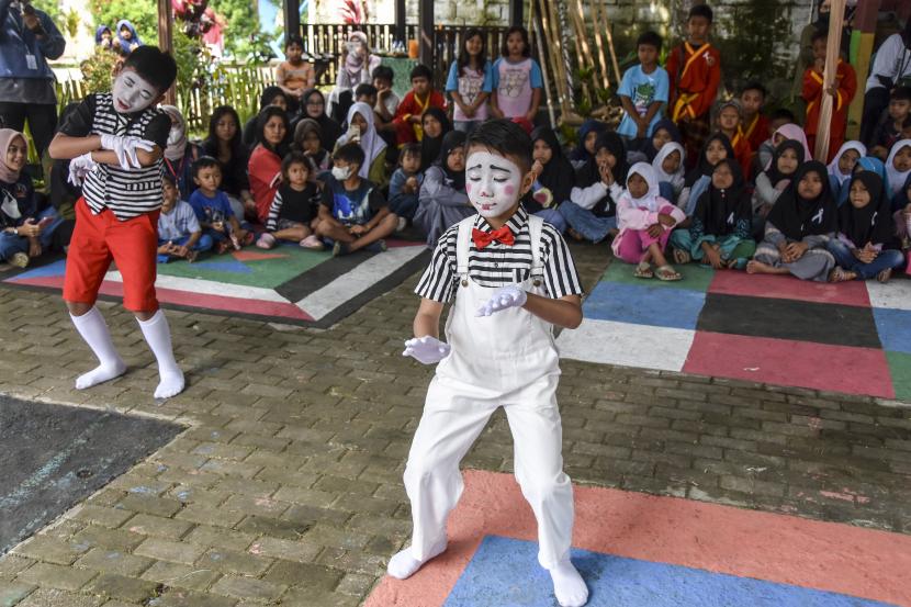 Pementasan Pantomim di Kampung Ramah Anak