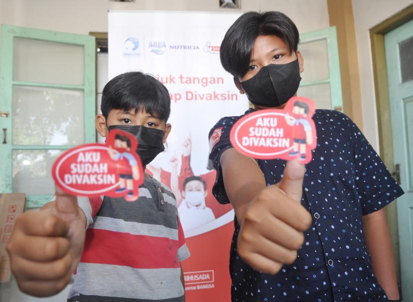 Dua orang anak menunjukkan stiker Aku Sudah Divaksin di Sentra Vaksin Generasi Maju khusus untuk vaksinasi Covid-19 bagi anak di Kabupaten Sleman, Yogyakarta, beberapa waktu lalu.
