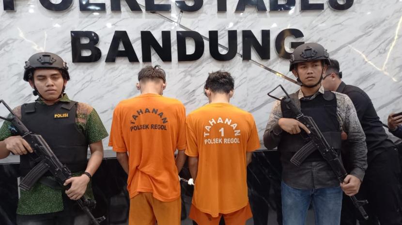 Dua orang anggota geng bermotor berinisial SAS (19 tahun) dan FG (19 tahun) ditangkap gara-gara melakukan pengeroyokan terhadap tiga pemuda di Jalan BKR, Kecamatan Regol, Kota Bandung. Akibat kejadian tersebut, tiga orang korban mengalami luka ringan hingga berat. 