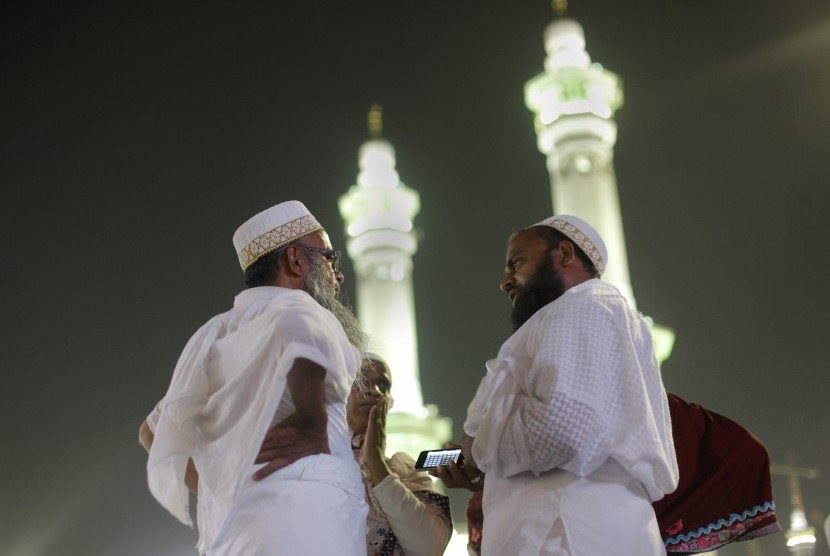 Dua orang jamaah bercakap-cakap di komplek Masjiidil Haram, Mekah.   (ilustrasi)