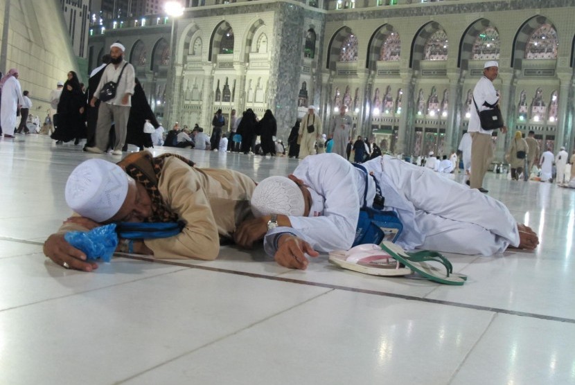 Dua orang jamaah haji asal Indonesia tertidur lelap di pelataran Masjidil Haram, Makkah.