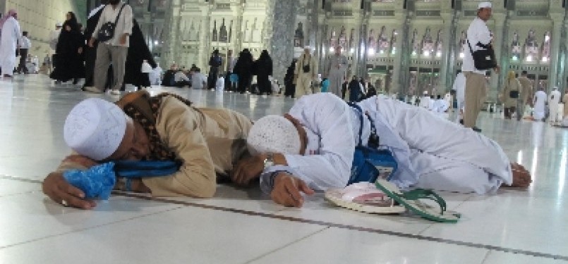 Dua orang jamaah haji tertidur lelap di pelataran Masjidil Haram, Makkah, Kamis dinihati (20/1). 