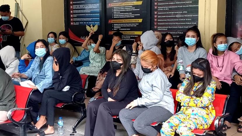 Dua orang muncikari Dayat (41 tahun) dan Priyatno (32 tahun) serta 29 orang pekerja seks komersial (PSK) turut diamankan dan telah dibawa ke Mapolrestabes Bandung untuk diperiksa.