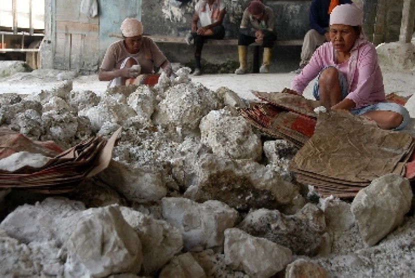 Dua orang pekerja melakukan pengemasan batu kapur yang telah diolah di Ciampea, Bogor, Jabar, Rabu (23/11). Batu kapur yang dijual seharga Rp. 200 ribu/meter kubik tersebut digunakan sebagai bahan baku berbagai kebutuhan industri seperti pabrik baja, kebut