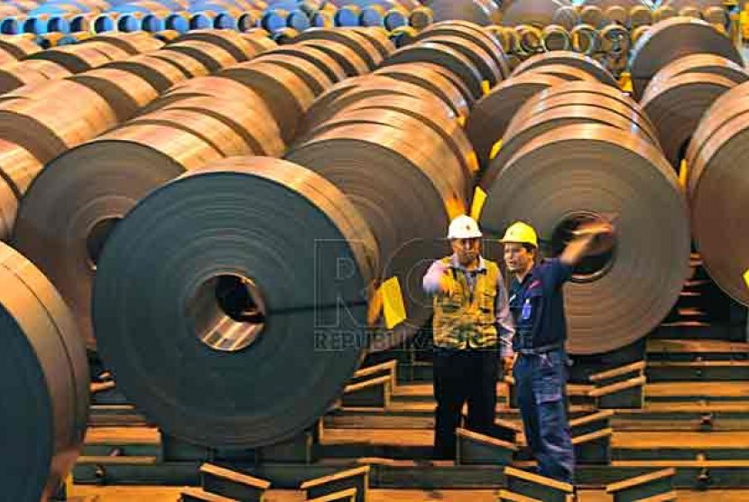 Dua orang pekerja tengah memeriksa stock Cold Rolled Coil, di Area Cold Rolling Mill PT Krakatau Steel, Cilegon, Banten, Senin (1/11).  Foto: Yogi Ardhi/Republika