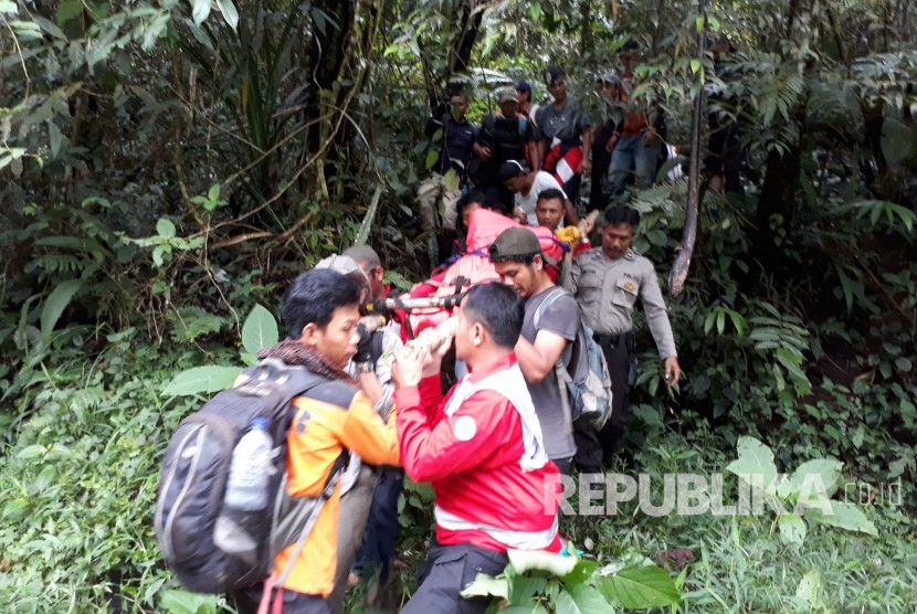 Dua orang pendaki Gunung Gede yang sakit akhirnya berhasil dievakuasi, Senin (10/4) siang. Mereka dibawa turun dalam keadaan selamat oleh petugas dan relawan gabungan